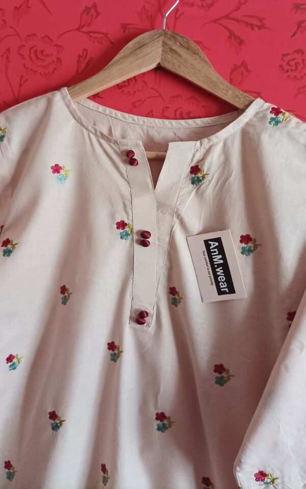 Elegant Embroidered Lawn Kurta Set – AnM Wear - Image 4